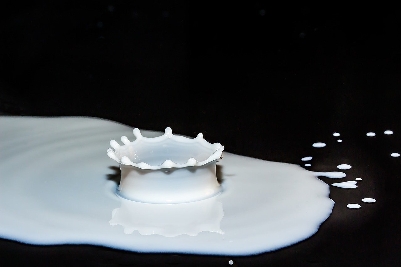 drops-of-milk-2062100_1280-1