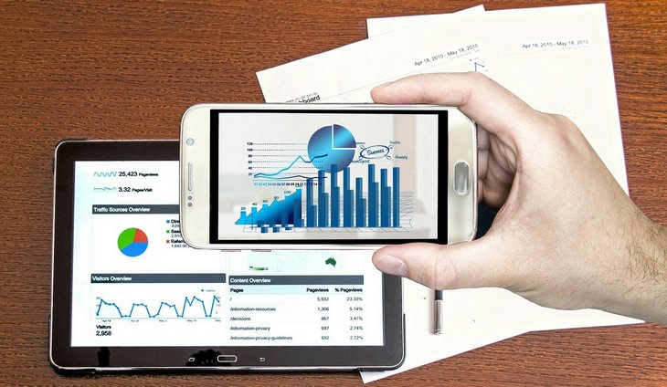 finansije-tablet-mobilni-grafika-ruka-01