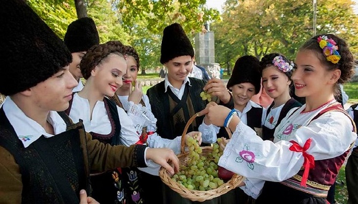momci-devojke-korpa-grozdje-01